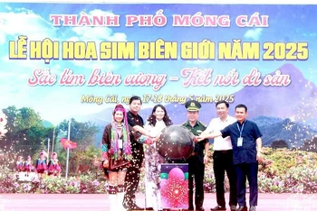 Các đại biểu ấn nút khai mạc lễ hội hoa sim biên giới năm 2025.