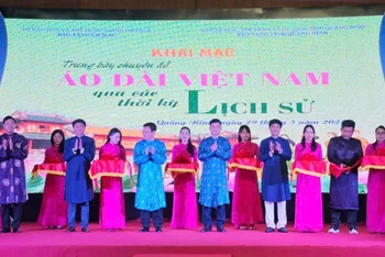 Các đại biểu cắt băng khai mạc triển lãm.