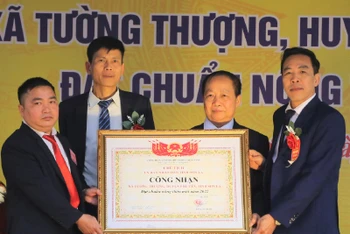 Xã Tường Thượng đón nhận Bằng công nhận xã đạt chuẩn nông thôn mới.