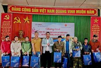 Lãnh đạo Công ty Điện lực Sơn La trao quà Tết cho các hộ nghèo xã Suối Bàng.