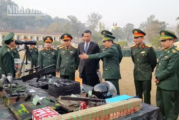 Đại biểu tham quan các mô hình học cụ.