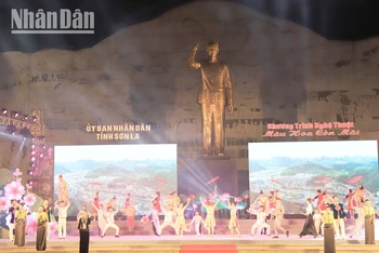Chương trình nghệ thuật “Màu hoa còn mãi” vận động xây dựng “Quỹ học bổng Tô Hiệu” do tỉnh Sơn La tổ chức.