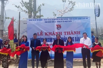 Đồng chí Tòng Thị Phóng và các đại biểu cắt băng khánh thành công trình “Ánh sáng bản làng” tại xã Ngọc Chiến, huyện Mường La.