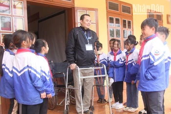 Sau vụ tai nạn, thầy giáo Hoàng Anh Phù phải ngồi xe lăn và dùng nạng.