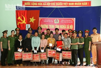Thanh tra Bộ Công an tặng quà các hộ gia đình có hoàn cảnh khó khăn tại bản Tảng, xã Chiềng Lương.