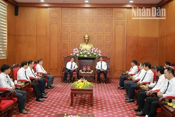 Đồng chí Sengphet Houngboungnuang, Đại sứ đặc mệnh toàn quyền nước Cộng hòa Dân chủ Nhân dân Lào cùng đoàn công tác chào xã giao lãnh đạo tỉnh Sơn La.