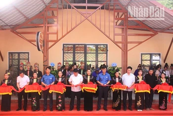 Cắt băng khánh thành Nhà văn hóa cộng đồng cho đồng bào dân tộc La Ha tại bản Hiên, xã Liệp Tè, huyện Thuận Châu. (Ảnh: Quốc Tuấn)