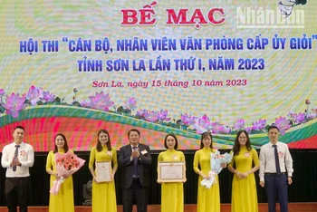 Đồng chí Lò Minh Hùng, Phó Bí thư Thường trực Tỉnh ủy Sơn La tặng Bằng khen cho đội thi Văn phòng thành ủy Sơn La.
