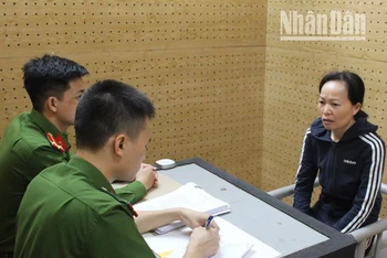 Đối tượng Hà Thị Thi tại cơ quan Công an. (Ảnh: Cao Thiên)