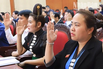 Các đại biểu biểu quyết thông qua nghị quyết về về kế hoạch đầu tư phát triển và phân bổ vốn.