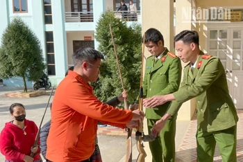 Người dân xã Lóng Luông tự nguyện giao nộp súng cho lực lượng công an.