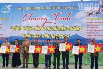 Tặng cờ Tổ quốc và ảnh Bác Hồ cho các bản của xã biên giới Chiềng Tương, huyện Yên Châu, Sơn La.