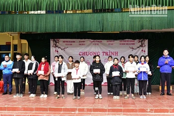 Ban tổ chức trao tặng các suất học bổng cho học sinh tiểu học, học sinh trung học cơ sở trên địa bàn xã biên giới Nậm Lạnh.