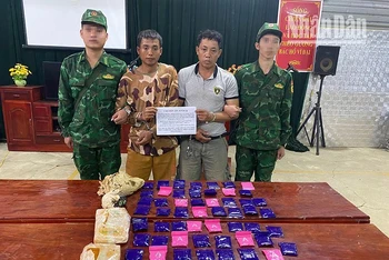 2 đối tượng Thạo U Thong và Thạo Tụm Vông Pha Chăn cùng tang vật bị bắt giữ tại cơ quan chức năng.