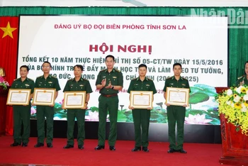 Ban Thường vụ Đảng ủy Bộ Chỉ huy Bộ đội Biên phòng tỉnh Sơn La tặng Giấy khen cho các tập thể và cá nhân tiêu biểu.