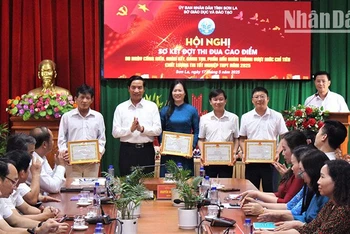 Phó Giáo sư, Tiến sĩ Nguyễn Huy Hoàng, Giám đốc Sở Giáo dục và Đào tạo tỉnh Sơn La tặng Giấy khen cho các tập thể, cá nhân tiểu biểu trong đợt thi đua cao điểm.