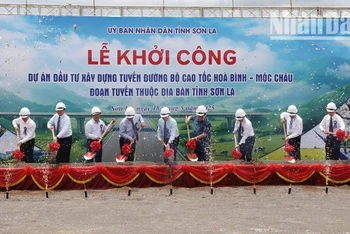Các đại biểu thực hiện nghi thức động thổ thực hiện dự án khởi công tuyến đường bộ cao tốc Hòa Bình-Mộc Châu.
