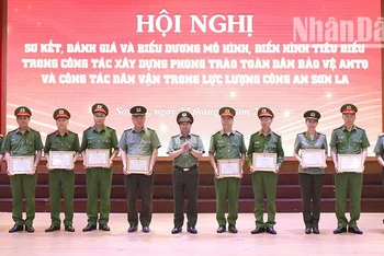 Đồng chí Đặng Trọng Cường, Ủy viên Ban Thường vụ Tỉnh ủy, Giám đốc Công an tỉnh Sơn La tặng Giấy khen cho các tập thể, cá nhân.