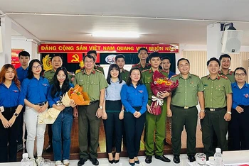 Đoàn Thanh niên Công an TP Hồ Chí Minh ra quân hỗ trợ người dân thực hiện các thủ tục cấp đổi hộ chiếu.