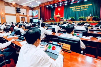 Các đại biểu khai thác tài liệu kỳ họp và thực hiện quyền biểu quyết thông qua phần mềm trên máy tính bảng.