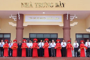 Nguyên Phó Thủ tướng Thường trực Trương Hòa Bình cùng lãnh đạo tỉnh Long An cắt băng khánh thành nhà trưng bày tại Di tích lịch sử Khu lưu niệm Nguyễn Thông.