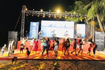 Festival "Cù Lao Chàm-mùa hoa ngô đồng đỏ" thu hút đông đảo người dân địa phương và du khách.