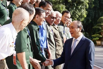 Chủ tịch nước Nguyễn Xuân Phúc gặp mặt thân mật Đoàn đại biểu Hội Cựu thanh niên xung phong. (Ảnh: TTXVN)