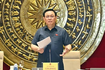Chủ tịch Quốc hội Vương Đình Huệ phát biểu ý kiến tại buổi làm việc. (Ảnh: Duy Linh)