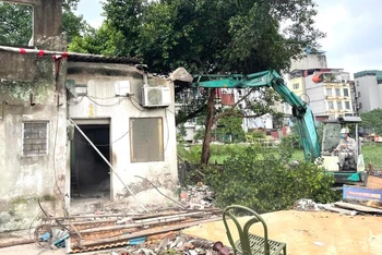 Lực lượng chức năng thực hiện phá dỡ để bàn giao mặt bằng cho chủ đầu tư thực hiện dự án cải tạo hồ Linh Quang.