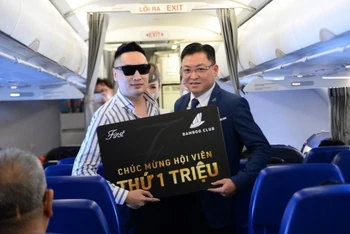 Ông Trương Phương Thành – Phó Tổng giám đốc Bamboo Airways (phải) trao quà cho hội viên thân thiết Bamboo Club thứ 1 triệu - anh Chu Quang Thành.