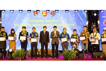 Các tập thể, cá nhân nhận giải thưởng.
