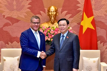 Chủ tịch Quốc hội Vương Đình Huệ và Chủ tịch COP26 Alok Kumar Sharma tại buổi tiếp.