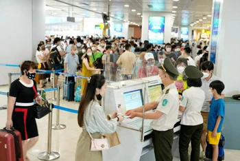 Hành khách cần kiểm tra kỹ giấy tờ tùy thân khi đi tàu bay.