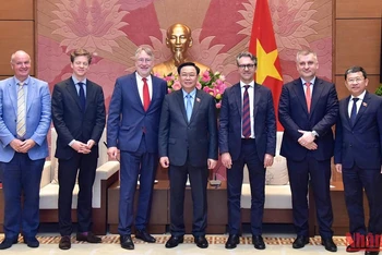 Chủ tịch Quốc hội Vương Đình Huệ và Chủ tịch Ủy ban Thương mại quốc tế, Nghị viện châu Âu Bernd Lange với các đại biểu tại buổi tiếp.