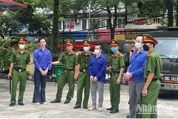 Lực lượng Công an dẫn giải các bị cáo phạm tội mua bán trái phép chất ma túy tới phiên tòa.