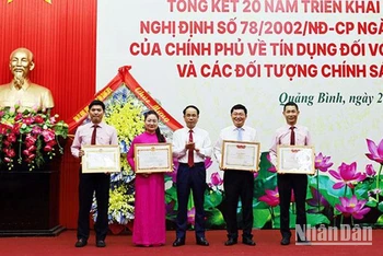Lãnh đạo tỉnh Quảng Bình tặng bằng khen cho các cá nhân có thành tích xuất sắc trong thực hiện chương trình tín dụng chính sách xã hội.