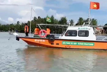 Bộ đội Biên phòng Quảng Nam kêu gọi, hướng dẫn tàu thuyền khẩn trương tìm nơi tránh bão.