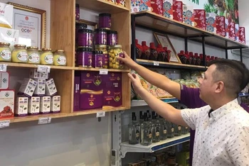 Người tiêu dùng tham quan, mua sắm các sản phẩm OCOP của Hà Nội và các tỉnh, thành phố được giới thiệu tại cửa hàng.