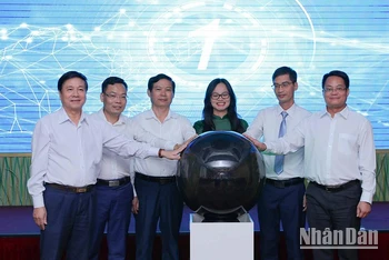 Các đại biểu thực hiện nghi lễ chính thức ra mắt Tạp chí điện tử Người Hà Nội. (Ảnh: Thanh Tùng)