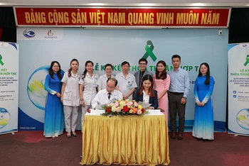 Quang cảnh lễ ký kết.