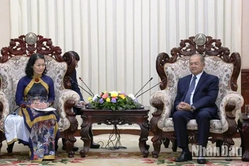 Phó Thủ tướng Lào Kikeo Khaykhamphithoun tiếp Chủ tịch Hội Chữ thập đỏ Việt Nam Bùi Thị Hòa.