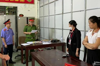 Cơ quan Cảnh sát điều tra tống đạt quyết định khởi tố các bị can. (Nguồn: Báo Nghệ An/TTXVN)