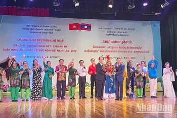 Đại sứ Nguyễn Bá Hùng tặng hoa cho các nghệ sĩ tại buổi biểu diễn.