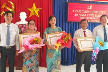 Lãnh đạo Thành ủy thành phố Tân An trao Huy hiệu Đảng đợt 7 cho đảng viên có tuổi đảng từ 30 tuổi trở lên.