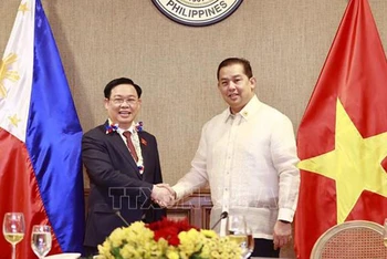 Chủ tịch Quốc hội Vương Đình Huệ và Chủ tịch Hạ viện Martin Romualdez tại lễ đón. (Ảnh: Doãn Tấn/TTXVN)