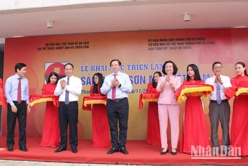 Thứ trưởng Bộ Văn hóa, Thể thao và Du lịch Tạ Quang Đông và các đại biểu cắt băng khai mạc triển lãm.