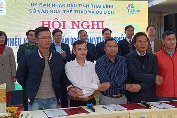 Ký kết hợp tác, giới thiệu, tiêu thụ sản phẩm OCOP giữa đại diện một số doanh nghiệp du lịch và một số cơ sở sản xuất sản phẩm OCOP.