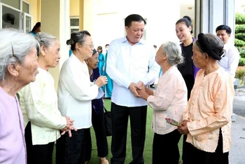 Bí thư Thành ủy Hà Nội Đinh Tiến Dũng thăm hỏi người có công tại Trung tâm Nuôi dưỡng và điều dưỡng người có công số 2 Hà Nội.