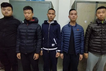 Các đối tượng bị bắt giữ tại cơ quan công an. (Ảnh do cơ quan công an cung cấp)