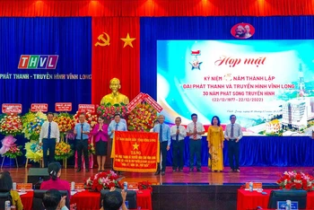 Đài Phát thanh và Truyền hình Vĩnh Long đón nhận cờ của UBND tỉnh Vĩnh Long.